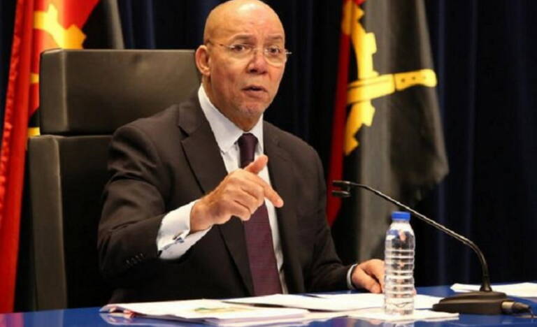 VIRAR A PÁGINA, SR. MINISTRO? HAJA DECORO.