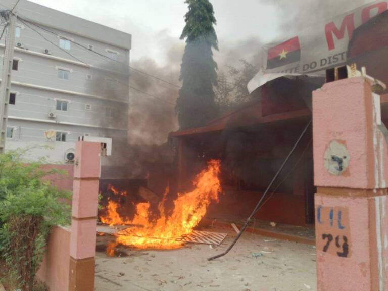 Bento Kangamba acalma os ânimos de populares que incendiaram comité do MPLA no Benfica