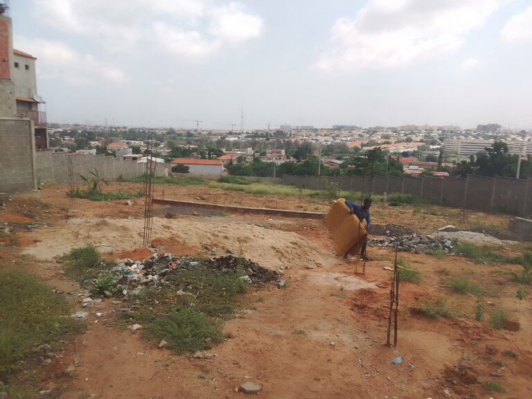 Esposa de deputado do MPLA acusada de ususrpar terreno de família camponesa no Patriota