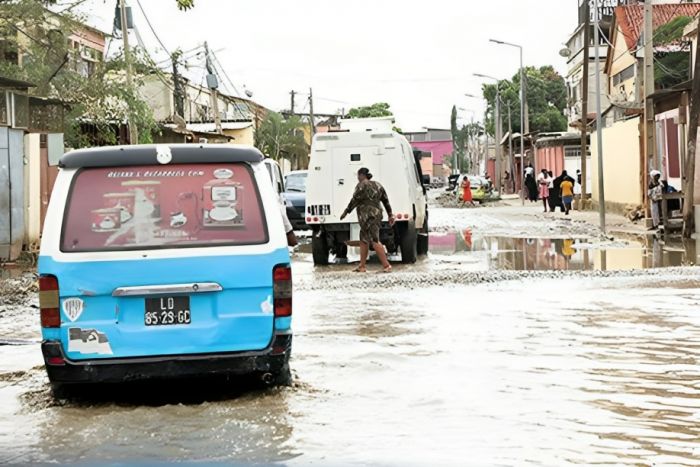 Chuva em Luanda deixa bairros inundados, casas submersas e intransitável