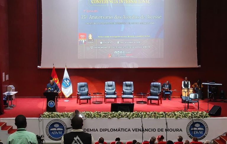 Téte António: “Angola é um actor decisivo na resolução de conflitos em África”