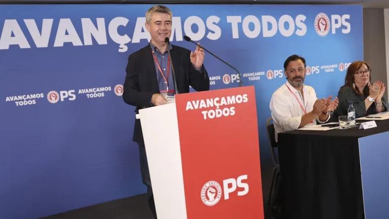 José Luís Carneiro aponta “namoro com beijos e amuos” entre AD e Chega