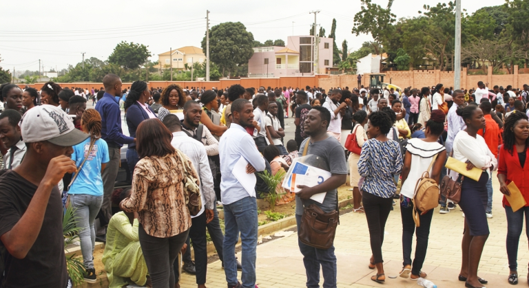 JOVENS EXIGEM MENOS DISCURSOS E MAIS EMPREGO E FORMAÇÃO